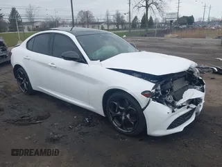 2021 Alfa Romeo Giulia Ti z VIN ZARFANBN2M7643658, wystawiony jako IAAI lot #42006278 z przebiegiem 20 832 mil mil oraz . Historia ofert i sprzedaży dostępna na DreamBid. Obrazek 1.