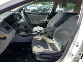 2016 Hyundai Sonata SE z VIN 5NPE24AF1GH385558, wystawiony jako Copart lot #57356665 z przebiegiem 98 991 mil mil oraz Czysty tytuł • Clean title. Historia ofert i sprzedaży dostępna na DreamBid. Obrazek 7.