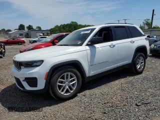 2023 Jeep Grand Cherokee Laredo z VIN 1C4RJHAG2PC645563, wystawiony jako Copart lot #56483715 z przebiegiem 29 340 mil mil oraz Szkoda całkowita • Salvage title. Historia ofert i sprzedaży dostępna na DreamBid. Obrazek 1.