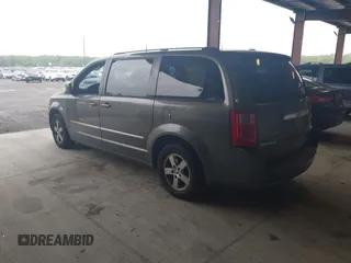 2010 Dodge Grand Caravan SXT z VIN 2D4RN5D11AR220105, wystawiony jako IAAI lot #42299610 z przebiegiem 223 842 mil mil oraz . Historia ofert i sprzedaży dostępna na DreamBid. Obrazek 3.