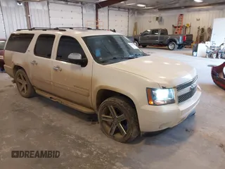 2010 Chevrolet Suburban LTZ z VIN 1GNUKKE36AR101994, wystawiony jako IAAI lot #42358189 z przebiegiem 260 692 mil mil oraz . Historia ofert i sprzedaży dostępna na DreamBid. Obrazek 1.