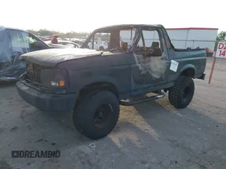 1992 Ford Bronco XL z VIN 1FMEU15N1NLA67132, wystawiony jako IAAI lot #41451821 z przebiegiem Nie podano mil oraz . Historia ofert i sprzedaży dostępna na DreamBid. Obrazek 2.