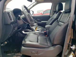 2024 Nissan Frontier Pro-X z VIN 1N6ED1EJ5RN669959, wystawiony jako Copart lot #58217315 z przebiegiem 3 828 mil mil oraz Szkoda całkowita • Salvage title. Historia ofert i sprzedaży dostępna na DreamBid. Obrazek 7.