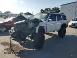 1996 Jeep Cherokee SE z VIN 1J4FJ28S7TL270218, wystawiony jako Copart lot #55302885 z przebiegiem 239 209 mil mil oraz Szkody całkowita. Historia ofert i sprzedaży dostępna na DreamBid. Obrazek 1.