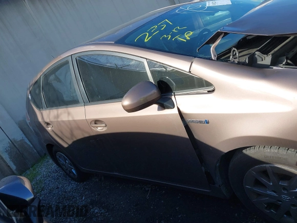 2015 Toyota Prius Two with VIN JTDZN3EU4FJ040526, listed as a IAAI auction lot 41582274 with 137,797 mi miles and . Bid and sale history available at DreamBid. Image 14.