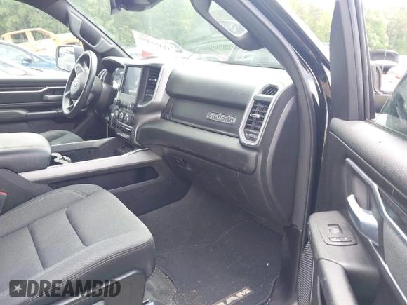 2022 Ram 1500 Big Horn z VIN 1C6RRFFG8NN365239, wystawiony jako IAAI lot #42453450 z przebiegiem 59 576 mil mil oraz . Historia ofert i sprzedaży dostępna na DreamBid. Obrazek 5.