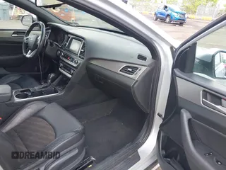 2019 Hyundai Sonata Sport z VIN 5NPE34AFXKH740037, wystawiony jako IAAI lot #42215038 z przebiegiem 79 714 mil mil oraz . Historia ofert i sprzedaży dostępna na DreamBid. Obrazek 5.
