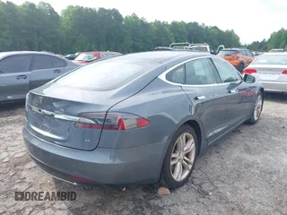 2013 Tesla Model S с VIN 5YJSA1CN4DFP26552, выставлен на аукционе IAAI как лот 42370183 с пробегом Не указан миль и . История ставок и продаж доступна на DreamBid. Изображение 4.