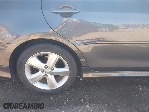 2011 Toyota Camry LE z VIN 4T1BF3EK9BU664694, wystawiony jako IAAI lot #42247007 z przebiegiem 112 306 mil mil oraz . Historia ofert i sprzedaży dostępna na DreamBid. Obrazek 6.