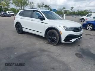 2024 Volkswagen Tiguan SE R-Line Black z VIN 3VVCB7AX6RM093792, wystawiony jako IAAI lot #42117670 z przebiegiem 15 379 mil mil oraz . Historia ofert i sprzedaży dostępna na DreamBid. Obrazek 1.
