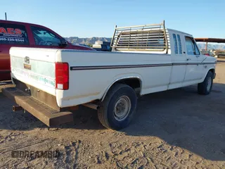 1985 Ford F-250 with VIN 1FTHX2516FKA70773, listed as a IAAI auction lot 41953313 with 986,298 mi miles. Bid and sale history available at carsss.com. Image 4.