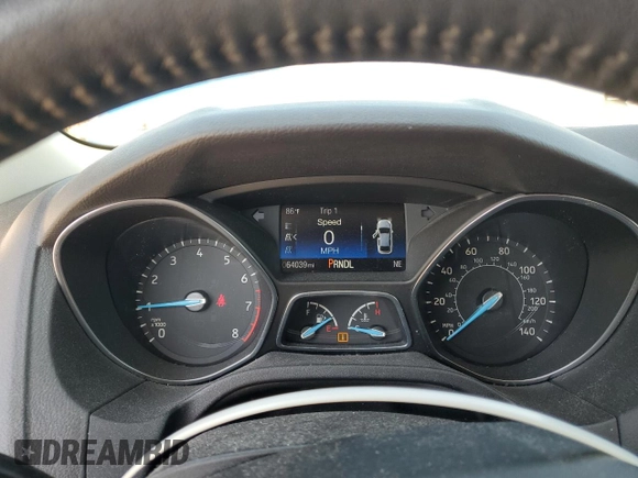 2017 Ford Focus SE z VIN 1FADP3F25HL218829, wystawiony jako Copart lot #63070195 z przebiegiem 64 039 mil mil oraz Czysty tytuł • Clean title. Historia ofert i sprzedaży dostępna na DreamBid. Obrazek 9.