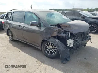 2019 Toyota Sienna XLE Auto Access Seat with VIN 5TDYZ3DC4KS015406, listed as a IAAI auction lot 42067648 with 81,070 mi miles. Bid and sale history available at carsss.com. Image 1.
