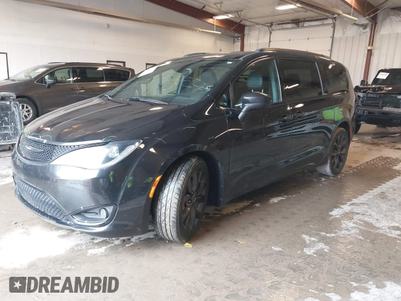 2018 Chrysler Pacifica Touring L z VIN 2C4RC1BG8JR260538, wystawiony jako IAAI lot #42069926 z przebiegiem 167 328 mil mil oraz . Historia ofert i sprzedaży dostępna na DreamBid. Obrazek 18.