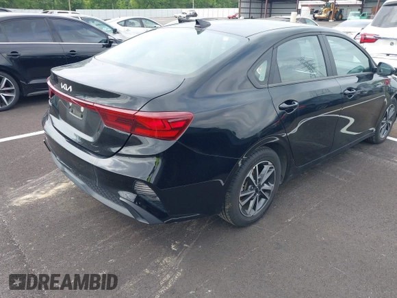 2024 Kia Forte LXS z VIN 3KPF24AD5RE704650, wystawiony jako IAAI lot #42288244 z przebiegiem 26 077 mil mil oraz . Historia ofert i sprzedaży dostępna na DreamBid. Obrazek 4.