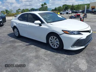 2024 Toyota Camry LE z VIN 4T1R11AK5RU881936, wystawiony jako IAAI lot #42080937 z przebiegiem 13 302 mil mil oraz . Historia ofert i sprzedaży dostępna na DreamBid. Obrazek 1.
