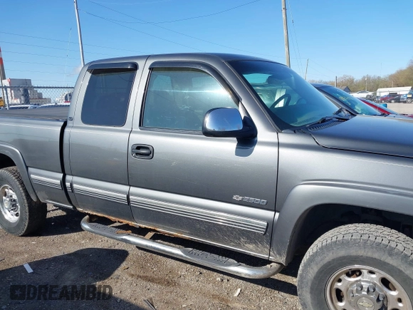 2000 Chevrolet Silverado 2500 LT with VIN 1GCGK29U0YE331086, listed as a IAAI auction lot 41973282 with 137,999 mi miles. Bid and sale history available at carsss.com. Image 13.