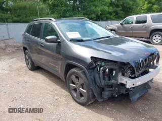 2016 Jeep Cherokee Latitude z VIN 1C4PJMCS9GW276894, wystawiony jako IAAI lot #42513304 z przebiegiem 124 171 mil mil oraz . Historia ofert i sprzedaży dostępna na DreamBid. Obrazek 1.