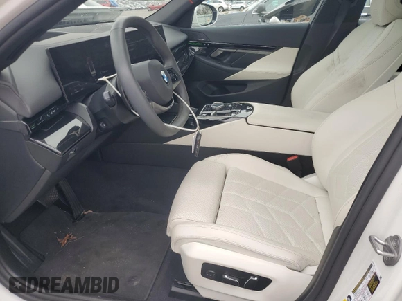 2024 BMW 5 Series 530i xDrive z VIN WBA53FJ05RCP95117, wystawiony jako Copart lot #56534135 z przebiegiem 14 831 mil mil oraz Szkoda całkowita • Salvage title. Historia ofert i sprzedaży dostępna na DreamBid. Obrazek 7.