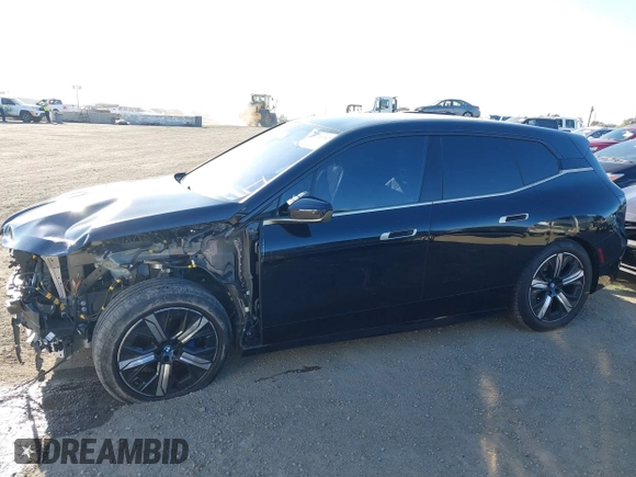 2022 BMW iX xDrive50 z VIN WB523CF07NCJ80006, wystawiony jako IAAI lot #41631767 z przebiegiem 28 311 mil mil oraz . Historia ofert i sprzedaży dostępna na DreamBid. Obrazek 15.