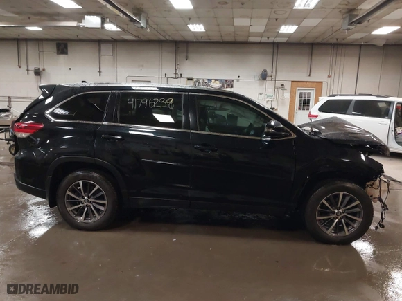 2019 Toyota Highlander SE with VIN 5TDJZRFH0KS706882, listed as a IAAI auction lot 41796238 with 104,009 mi miles. Bid and sale history available at carsss.com. Image 13.