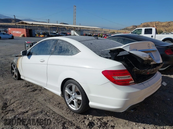 2014 Mercedes-Benz C 250 z VIN WDDGJ4HB5EG298235, wystawiony jako IAAI lot #41360639 z przebiegiem 85 289 mil mil oraz . Historia ofert i sprzedaży dostępna na DreamBid. Obrazek 3.