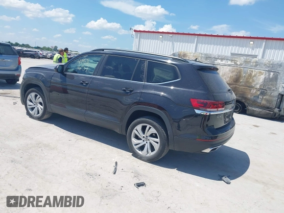 2021 Volkswagen Atlas SE with VIN 1V2WR2CAXMC586838, listed as a IAAI auction lot 42581657 with 60,922 mi miles and . Bid and sale history available at DreamBid. Image 3.