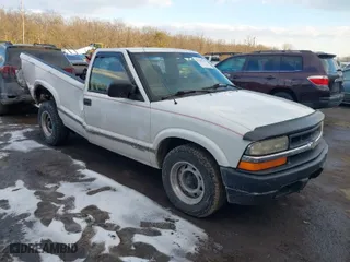 2000 Chevrolet S-10 with VIN 1GCCS144XYK151860, listed as a IAAI auction lot 41301337 with 221,237 mi miles. Bid and sale history available at carsss.com. Image 1.