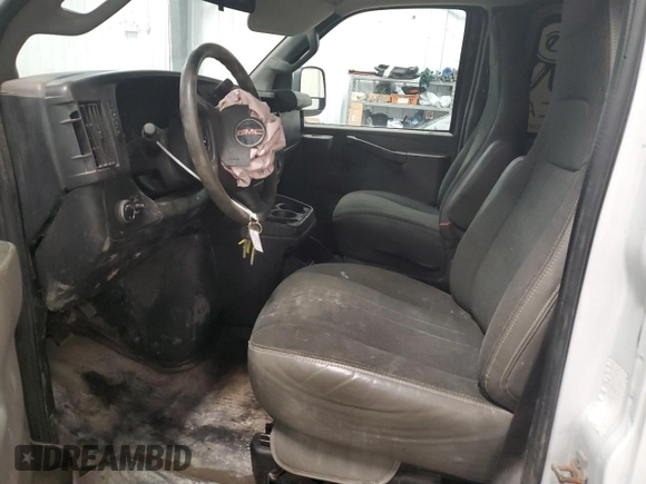 2019 GMC Savana Cargo z VIN 1GTW7AFGXK1363256, wystawiony jako Copart lot #86720514 z przebiegiem 128 927 mil mil oraz Szkody całkowita. Historia ofert i sprzedaży dostępna na DreamBid. Obrazek 7.
