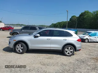 2012 Porsche Cayenne S Hybrid z VIN WP1AE2A20CLA92424, wystawiony jako IAAI lot #42315279 z przebiegiem 129 119 mil mil oraz . Historia ofert i sprzedaży dostępna na DreamBid. Obrazek 14.