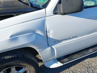 2000 Cadillac Escalade z VIN 1GYEK63R7YR219133, wystawiony jako IAAI lot #41585673 z przebiegiem 184 738 mil mil oraz . Historia ofert i sprzedaży dostępna na DreamBid. Obrazek 19.