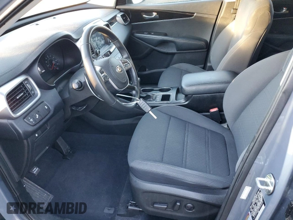 2019 Kia Sorento LX z VIN 5XYPG4A57KG599259, wystawiony jako Copart lot #83799344 z przebiegiem 86 092 mil mil oraz Czysty tytuł • Clean title. Historia ofert i sprzedaży dostępna na DreamBid. Obrazek 7.