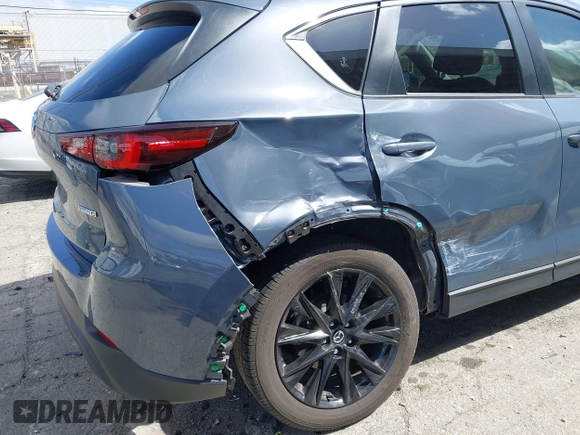 2023 Mazda CX-5 S Carbon Edition z VIN JM3KFBCM5P0179543, wystawiony jako IAAI lot #41950082 z przebiegiem 31 573 mil mil oraz . Historia ofert i sprzedaży dostępna na DreamBid. Obrazek 6.