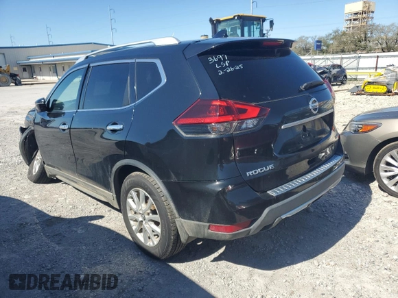 2018 Nissan Rogue SV z VIN KNMAT2MV8JP581561, wystawiony jako Copart lot #47267945 z przebiegiem 105 130 mil mil oraz Szkoda całkowita • Salvage title. Historia ofert i sprzedaży dostępna na DreamBid. Obrazek 2.