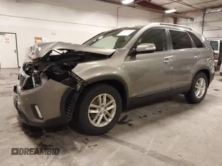 2014 Kia Sorento LX z VIN 5XYKTDA78EG550308, wystawiony jako IAAI lot #42057106 z przebiegiem 82 951 mil mil oraz . Historia ofert i sprzedaży dostępna na DreamBid. Obrazek 2.