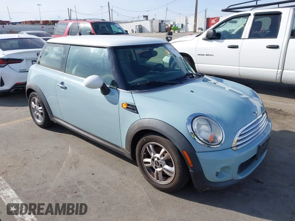 2011 MINI Hardtop z VIN WMWSU3C57BT251053, wystawiony jako IAAI lot #41774654 z przebiegiem 128 835 mil mil oraz . Historia ofert i sprzedaży dostępna na DreamBid. Obrazek 1.