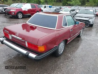 1986 Mercedes-Benz 560 SL z VIN WDBBA48D1GA046931, wystawiony jako IAAI lot #42150091 z przebiegiem 132 030 mil mil oraz . Historia ofert i sprzedaży dostępna na DreamBid. Obrazek 4.