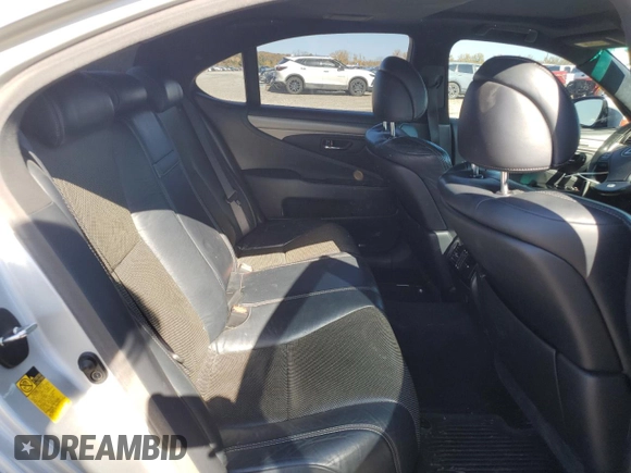 2013 Lexus LS 460 z VIN JTHCL5EF7D5017562, wystawiony jako Copart lot #77442404 z przebiegiem 165 491 mil mil oraz Czysty tytuł • Clean title. Historia ofert i sprzedaży dostępna na DreamBid. Obrazek 10.