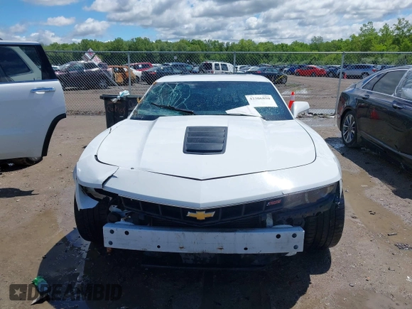 2015 Chevrolet Camaro SS z VIN 2G1FJ1EW8F9105046, wystawiony jako IAAI lot #42306850 z przebiegiem 59 861 mil mil oraz . Historia ofert i sprzedaży dostępna na DreamBid. Obrazek 13.