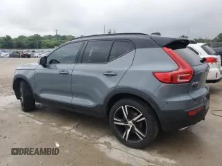 2020 Volvo XC40 R-Design with VIN YV4162UM4L2337658, listed as a Copart auction lot 61304505 with 105,673 mi miles and Salvage title. Bid and sale history available at DreamBid. Image 2.