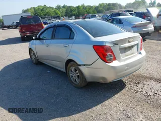 2012 Chevrolet Sonic LS z VIN 1G1JA5SHXC4212170, wystawiony jako IAAI lot #42154640 z przebiegiem 116 725 mil mil oraz . Historia ofert i sprzedaży dostępna na DreamBid. Obrazek 3.