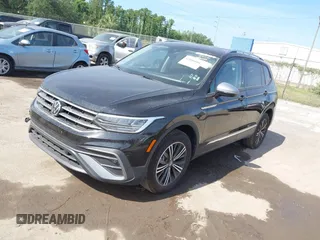 2024 Volkswagen Tiguan Wolfsburg Edition z VIN 3VV6B7AX1RM215178, wystawiony jako IAAI lot #42080886 z przebiegiem 6 914 mil mil oraz . Historia ofert i sprzedaży dostępna na DreamBid. Obrazek 17.