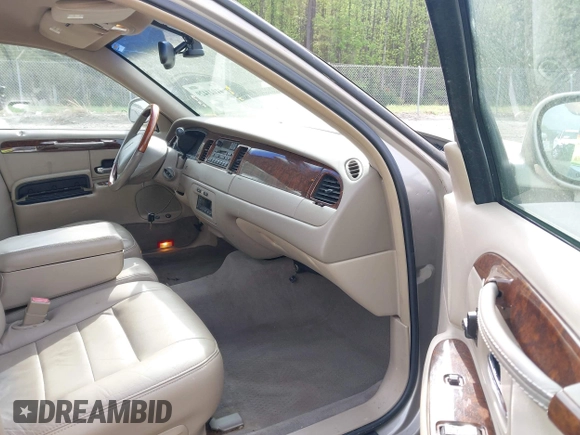 2001 Lincoln Town Car Signature with VIN 1LNHM82W21Y684197, listed as a IAAI auction lot 41944429 with 159,297 mi miles and . Bid and sale history available at DreamBid. Image 5.