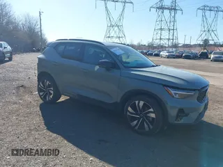 2023 Volvo XC40 Plus Dark Theme с VIN YV4L12UW2P2993033, выставлен на аукционе IAAI как лот 41821260 с пробегом 28 041 миль миль и . История ставок и продаж доступна на DreamBid. Изображение 1.