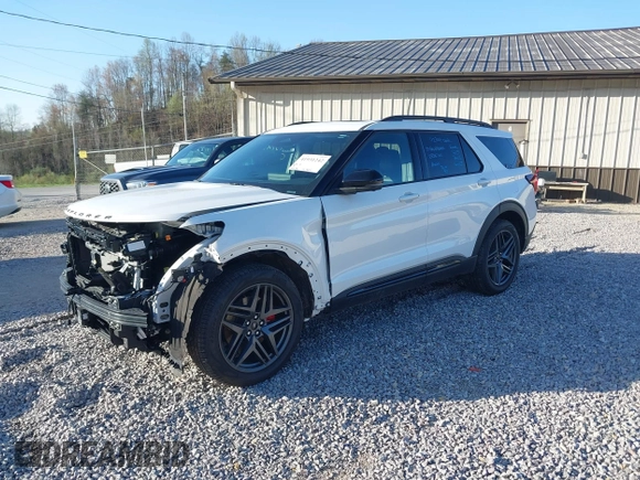 2025 Ford Explorer ST z VIN 1FMWK8GC9SGA40313, wystawiony jako IAAI lot #41931242 z przebiegiem 9 279 mil mil oraz . Historia ofert i sprzedaży dostępna na DreamBid. Obrazek 18.