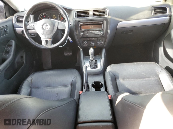 2014 Volkswagen Jetta SE z VIN 3VWD07AJ3EM354078, wystawiony jako Copart lot #63523535 z przebiegiem 137 118 mil mil oraz Czysty tytuł • Clean title. Historia ofert i sprzedaży dostępna na DreamBid. Obrazek 8.