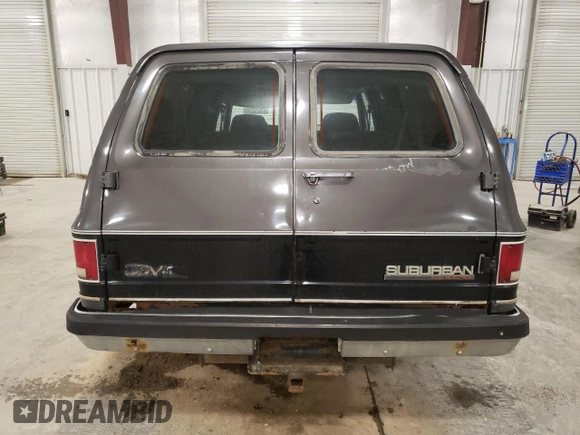 1991 GMC Suburban z VIN 1GKEV16K5MF500359, wystawiony jako Copart lot #81125224 z przebiegiem 177 181 mil mil oraz Czysty tytuł • Clean title. Historia ofert i sprzedaży dostępna na DreamBid. Obrazek 6.