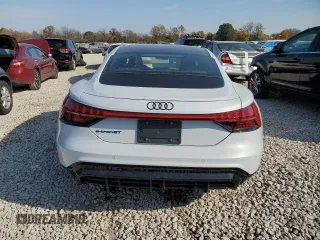2024 Audi e-tron GT Premium Plus z VIN WAUCJBFW3R7004062, wystawiony jako Copart lot #77770684 z przebiegiem 3092 mil mil oraz Szkody całkowita. Historia ofert i sprzedaży dostępna na DreamBid. Obrazek 6.