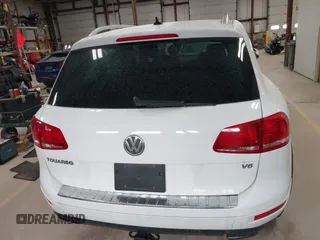 2014 Volkswagen Touareg Sport with VIN WVGEF9BP6ED005007, listed as a IAAI auction lot 41757033 with Not Provided miles and . Bid and sale history available at DreamBid. Image 16.