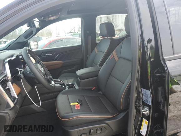 2024 GMC Canyon 4WD AT4 z VIN 1GTP6DEK7R1219298, wystawiony jako Copart lot #46954975 z przebiegiem 5325 mil mil oraz Szkody całkowita. Historia ofert i sprzedaży dostępna na DreamBid. Obrazek 7.